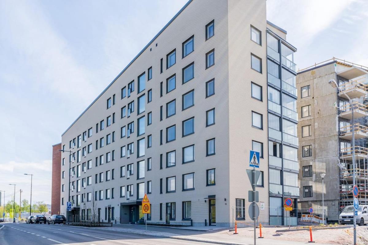 Cozy Apartment Right Next To Metro Station エスポー エクステリア 写真